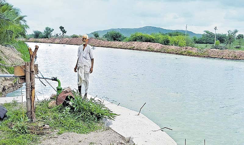 ತುಂಬಿರುವ ಚೆಕ್ ಡ್ಯಾಂ ನೀರನ್ನು ಕೃಷಿಗೆ ಬಳಸಿಕೊಳ್ಳುತ್ತಿರುವ ರೈತ