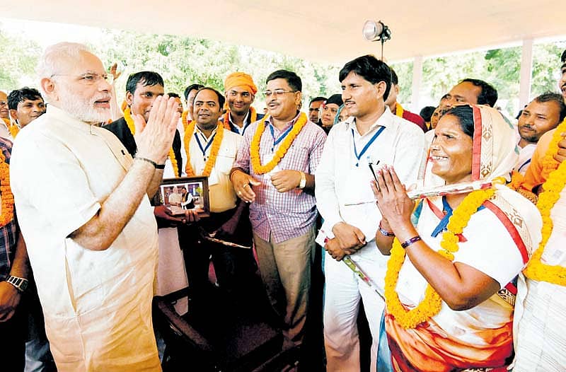 ವಾರಾಣಸಿ ಲೋಕಸಭೆ ಕ್ಷೇತ್ರದ ಗ್ರಾಮಸ್ಥರು ಪ್ರಧಾನಿ ನರೇಂದ್ರ ಮೋದಿ ಅವರನ್ನು ಸೋಮವಾರ ಭೇಟಿ ಮಾಡಿದರು –ಪಿಟಿಐ ಚಿತ್ರ