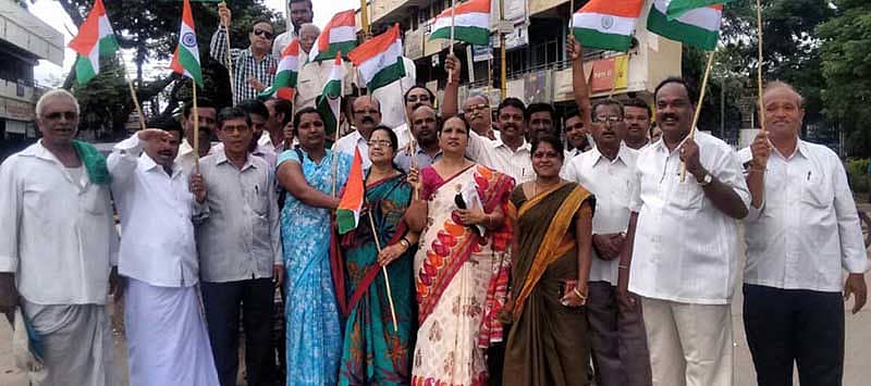 ರಾಣೆಬೆನ್ನೂರು ನಗರದಅಂಚೆ ವೃತ್ತದಲ್ಲಿ ಬಿಜೆಪಿ ಕಾರ್ಯಕರ್ತರು ಕ್ವಿಟ್ ಇಂಡಿಯಾ ಚಳವಳಿ ಸ್ಮರಣೋತ್ಸವ ಆಚರಿಸಿದರು