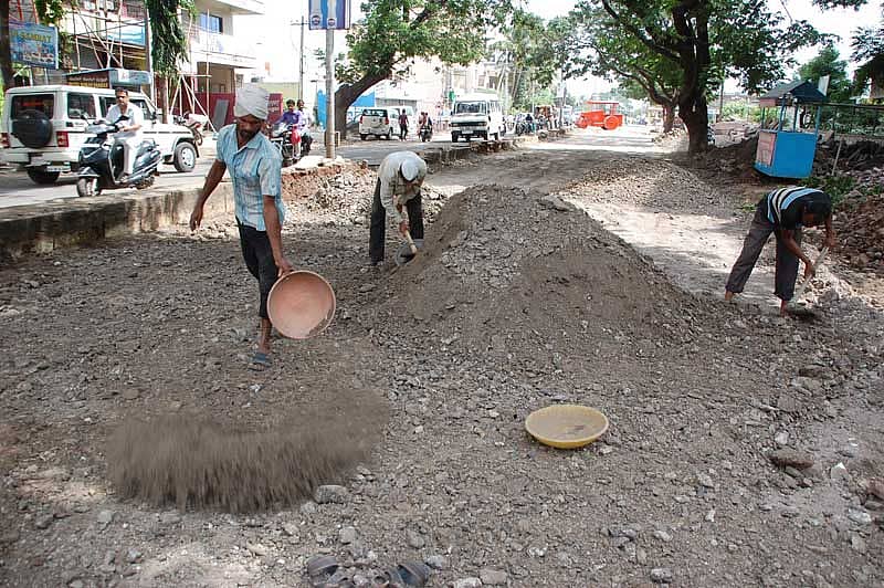 ವಿಜಯಪುರ ನಗರದ ಸೊಲ್ಲಾಪುರ ರಸ್ತೆಯಲ್ಲಿನ ಬಿಎಲ್ಡಿಇ ಶಿಕ್ಷಣ ಸಂಸ್ಥೆ ಮುಂಭಾಗ ಮಹಾನಗರ ಪಾಲಿಕೆ ವತಿಯಿಂದ ರಸ್ತೆ ದುರಸ್ತಿ ಕಾಮಗಾರಿ ನಡೆದಿದೆ