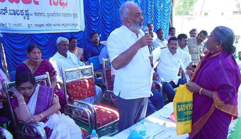 ಚನ್ನರಾಯಪಟ್ಟಣದಲ್ಲಿ ಮಂಗಳವಾರ ಏರ್ಪಡಿಸಿದ್ದ ಜನಸಂಪರ್ಕ ಸಭೆಯಲ್ಲಿ ಜಮೀನು ಖಾತೆ ಮಾಡಿಸಿಕೊಡುವಂತೆ ಮಹಿಳೆಯೊಬ್ಬರು, ಉಸ್ತುವಾರಿ ಸಚಿವರ ಮುಂದೆ ಕಣ್ಣೀರು ಸುರಿಸಿದರು