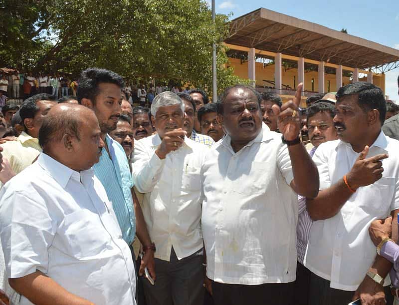 ಮಂಡ್ಯ ಜಿಲ್ಲಾ ಕ್ರೀಡಾಂಗಣದಲ್ಲಿ ಜಾಗ್ವಾರ್ ಚಲನಚಿತ್ರದ ಧ್ವನಿ ಸುರುಳಿ ಸಮಾರಂಭ ಹಮ್ಮಿಕೊಳ್ಳಲು ಜೆಡಿಎಸ್ ರಾಜ್ಯ ಘಟಕದ ಅಧ್ಯಕ್ಷ ಎಚ್.ಡಿ. ಕುಮಾರಸ್ವಾಮಿ ಮಂಗಳವಾರ ಕ್ರೀಡಾಂಗಣ ಪರಿಶೀಲಿಸಿದರು