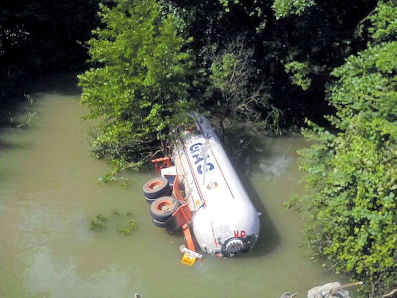 ಉಪ್ಪಿನಂಗಡಿ ಸಮೀಪ ಉದನೆ ಪರವರಕೊಟ್ಯ ಎಂಬಲ್ಲಿ ಮಂಗಳವಾರ ಬುಲೆಟ್ ಟ್ಯಾಂಕರ್ ಸೇತುವೆಗೆ ಡಿಕ್ಕಿ ಹೊಡೆದು ಹೊಳೆಗೆ ಬಿದ್ದಿರುವುದು.