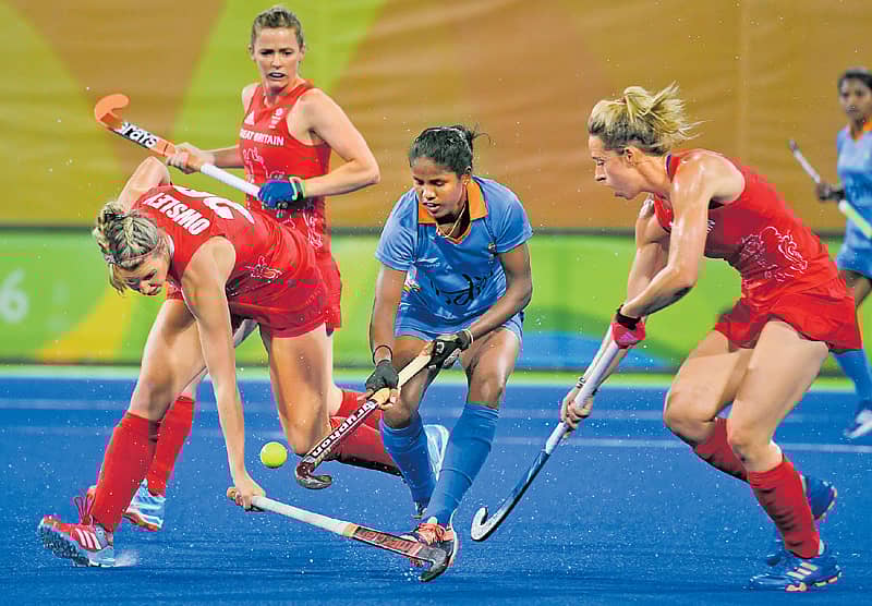 ರಿಯೊ ಡಿ ಜನೈರೊದಲ್ಲಿ ನಡೆಯುತ್ತಿರುವ ಒಲಿಂಪಿಕ್ಸ್‌ನ  ಮಹಿಳಾ ಹಾಕಿ ಪಂದ್ಯದಲ್ಲಿ ಭಾರತದ ನಮಿತಾ ಟೊಪ್ಪೊ (ಮಧ್ಯ) ಬ್ರಿಟನ್‌ ಆಟಗಾರ್ತಿಯರ ಜೊತೆ ಚೆಂಡಿಗಾಗಿ ಪೈಪೋಟಿ ನಡೆಸಿದ ಕ್ಷಣ    –ಪ್ರಜಾವಾಣಿ ಚಿತ್ರ/ಕೆ.ಎನ್‌. ಶಾಂತಕುಮಾರ್‌