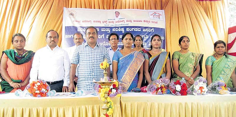 ದೇವನಹಳ್ಳಿ ತಾಲ್ಲೂಕು ಸಮುದಾಯ ಆರೋಗ್ಯ ಕೇಂದ್ರದ ಆವರಣದಲ್ಲಿ ನಡೆದ ಕಾರ್ಯಕ್ರಮದಲ್ಲಿ ಶಾಸಕ ಪಿಳ್ಳ ಮುನಿಶಾಮಪ್ಪ , ತಾ.ಪಂ. ಅಧ್ಯಕ್ಷೆ ಭಾರತಿ ಲಕ್ಷ್ಮಣಗೌಡ ಉಪಾಧ್ಯಕ್ಷೆ ನಂದಿನಿ, ಪುರಸಭೆ ಅಧ್ಯಕ್ಷೆ ಶಾರದಮ್ಮ, ಉಪಾಧ್ಯಕ್ಷೆ ಗಾಯತ್ರಿ ಉಪಸ್ಥಿತರಿದ್ದರು