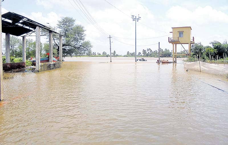 ಚಿಕ್ಕೋಡಿ ತಾಲ್ಲೂಕಿನ ಯಡೂರ ಗ್ರಾಮದ ಬಳಿ ಉಕ್ಕೇರಿ ಹರಿಯುತ್ತಿರುವ ಕೃಷ್ಣಾ ನದಿ