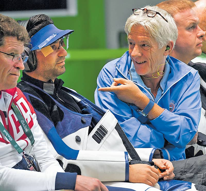 ಅಭಿನವ್ ಬಿಂದ್ರಾ ಮತ್ತು ಕೋಚ್ ಹೀಂಜ್ ರೆನ್ಮಿಯರ್ ಅವರ ಸಂಭಾಷಣೆ ಪ್ರಜಾವಾಣಿ ಚಿತ್ರ/ಕೆ.ಎನ್. ಶಾಂತಕುಮಾರ್