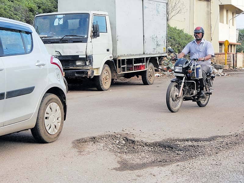ಕೆ. ಆರ್. ಪುರ ವಿಧಾನಸಭಾ ಕ್ಷೇತ್ರದ ಮುನಿ ರಾಮಯ್ಯ ಕಾಲೊನಿಯಲ್ಲಿರುವ ರಸ್ತೆಯ ಮಧ್ಯೆಯೇ ಗುಂಡಿ ಬಿದ್ದಿರುವ ಚಿತ್ರಣ ಇದು