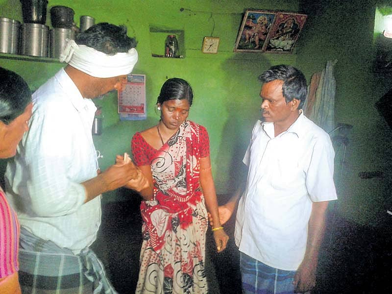 ಚಿತ್ರದುರ್ಗ ತಾಲ್ಲೂಕಿನ ತುರುವನೂರು ಹೋಬಳಿಯ ಕಡಬನಕಟ್ಟೆ ಗ್ರಾಮದ ಸುವರ್ಣಮ್ಮ ಮುಕುಂದಪ್ಪ ಎಂಬ ಮಹಿಳೆಯು ಹಣ ನೋಡಿ ಗಾಬರಿಗೊಂಡಿರುವುದು