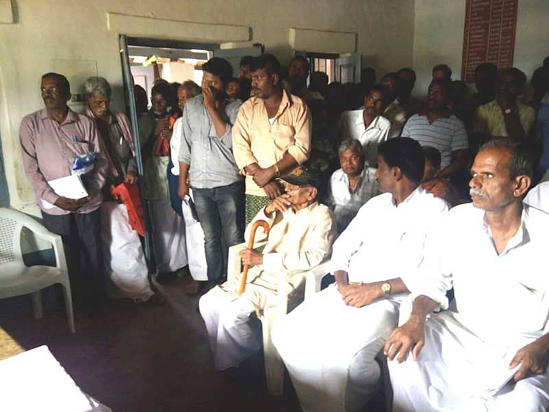ಅರಸೀಕೆರೆ ತಾಲ್ಲೂಕು ಕಣಕಟ್ಟೆ ನಾಡಕಚೇರಿಗೆ ತಮ್ಮ ಸಮಸ್ಯೆಗಳ ಬಗ್ಗೆ ಅಹವಾಲಿನೊಂದಿಗೆ ಬಂದಿದ್ದ ರೈತರು ಹಾಗೂ ಸಾರ್ವಜನಿಕರು