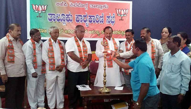 ಶಿವಮೊಗ್ಗದ ಬಿಜೆಪಿ ಕಾರ್ಯಾಲಯದಲ್ಲಿ ಗುರುವಾರ ಶಿವಮೊಗ್ಗ ತಾಲ್ಲೂಕು ಕಾರ್ಯಕಾರಿಣಿಯನ್ನು ವಿಧಾನ ಪರಿಷತ್ ವಿರೋಧ ಪಕ್ಷದ ನಾಯಕ ಕೆ.ಎಸ್.ಈಶ್ವರಪ್ಪ ಉದ್ಘಾಟಿಸಿದರು