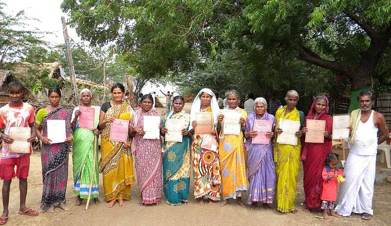 ಕಂಪ್ಲಿ ಪುರಸಭೆ 23ನೇ ವಾರ್ಡ್ ಹುಲಿಗೆಮ್ಮಕ್ಯಾಂಪ್ನಲ್ಲಿ ಸರ್ಕಾರ ವಿತರಿಸಿದ ಆಶ್ರಯ ಯೋಜನೆ ಹಕ್ಕುಪತ್ರದ ಮೂಲ ಪ್ರತಿಯನ್ನು ಫಲಾನುಭವಿಗಳು ಪ್ರದರ್ಶಿಸುವ ಮೂಲಕ ನಿವೇಶನ ಮಂಜೂರು ಮಾಡುವಂತೆ ಆಗ್ರಹಿಸಿದರು