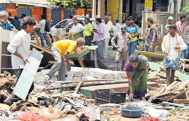 ದೊಡ್ಡಬೊಮ್ಮಸಂದ್ರದಲ್ಲಿ ತೆರವು ಕಾರ್ಯಾಚರಣೆಯ ನಡುವೆಯೇ ಸ್ಥಳೀಯರು ಮನೆಯ ಸಾಮಾನುಗಳ ಸ್ಥಳಾಂತರದಲ್ಲಿ ತೊಡಗಿದ್ದರು