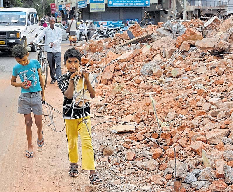 ದೊಡ್ಡ ಬೊಮ್ಮಸಂದ್ರದಲ್ಲಿ ನೆಲಸಮ ಮಾಡಲಾದ ಕಟ್ಟಡಗಳ ಅವಶೇಷದಿಂದ ಗುಜರಿ ಆಯ್ದುಕೊಂಡು ಹೊರಟ ಮಕ್ಕಳು (ಎಡಚಿತ್ರ),  ಅವಶೇಷದಲ್ಲಿದ್ದ ಬೆಲೆಬಾಳುವ ವಸ್ತುಗಳನ್ನು ಕಟ್ಟಡದ ಮಾಲೀಕರು ಸ್ಥಳಾಂತರಿಸಿದರು      	–ಪ್ರಜಾವಾಣಿ ಚಿತ್ರಗಳು