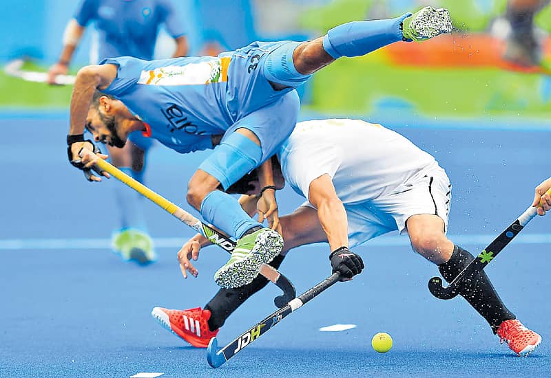 ಭಾರತದ ನಿಕ್ಕಿನ್ ತಿಮ್ಮಯ್ಯ (ಎಡಬದಿ) ಮತ್ತು ಕೆನಡಾದ ಮ್ಯಾಥ್ಯೂ ಸರ್ಮೆಂಟೊ ಅವರ ನಡುವೆ ಚೆಂಡಿಗಾಗಿ ಹಣಾಹಣಿ ಎಎಫ್ಪಿ ಚಿತ್ರ