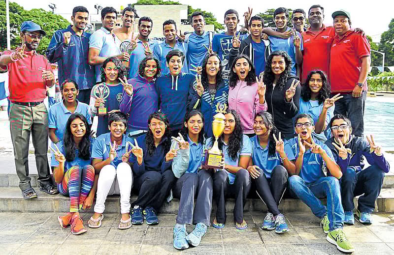 ರಾಜ್ಯ ಈಜು ಸಂಸ್ಥೆ ಆಶ್ರಯದಲ್ಲಿ ನಡೆದ ಸೀನಿಯರ್ ಈಜು ಚಾಂಪಿಯನ್ಷಿಪ್ನಲ್ಲಿ ಸಮಗ್ರ ಪ್ರಶಸ್ತಿ ಗೆದ್ದ ಬಸವನಗುಡಿ ಈಜು ಕೇಂದ್ರದ ಈಜುಪಟುಗಳು ಟ್ರೋಫಿಯೊಂದಿಗೆ ಸಂಭ್ರಮಿಸಿದ ಕ್ಷಣ ಪ್ರಜಾವಾಣಿ ಚಿತ್ರ/ ಕಿಶೋರ್ಕುಮಾರ್ ಬೋಳಾರ್