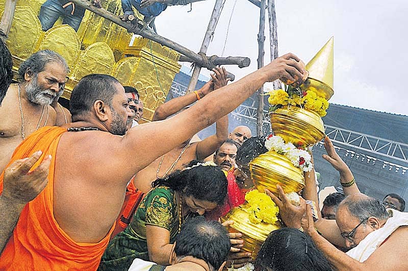 ಮಂತ್ರಾಲಯದಲ್ಲಿ ಸುವರ್ಣ ಲೇಪಿತ 45 ಅಡಿ ಎತ್ತರದ ಗೋಪುರಕ್ಕೆ ಸುಬುಧೇಂದ್ರ ತೀರ್ಥರು ಶನಿವಾರ ಕಳಶಾಭಿಷೇಕ ನೆರವೇರಿಸಿದರು