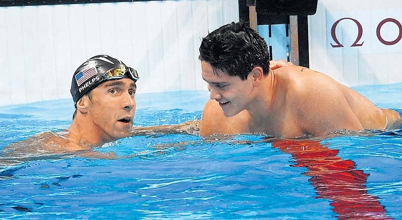 ರಿಯೊದಲ್ಲಿ ನಡೆದ ಪುರುಷರ 100 ಮೀಟರ್ಸ್ ಬಟರ್ಫ್ಲೈ ವಿಭಾಗದಲ್ಲಿ ಚಿನ್ನ ಗೆದ್ದ ಸಿಂಗಪುರದ ಜೋಸೆಫ್ ಸ್ಕೂಲಿಂಗ್ ಅವರನ್ನು ಬೆಳ್ಳಿ ಜಯಿಸಿದ ಅಮೆರಿಕದ ಮೈಕಲ್ ಫೆಲ್ಪ್ಸ್ (ಎಡ) ಅಭಿನಂದಿಸಿದ ಕ್ಷಣ –ಪ್ರಜಾವಾಣಿ ಚಿತ್ರ/ ಕೆ.ಎನ್. ಶಾಂತಕುಮಾರ್