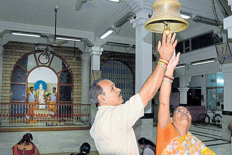 ಅಗರ್ತಲಾದ ದೇವಾಲಯದಲ್ಲಿ ಪೂಜೆ ಸಲ್ಲಿಸಿದ ದೀಪಾ ಅವರ ತಂದೆ ದುಲಾಲ್ ಕರ್ಮಾಕರ್ ಹಾಗೂ ತಾಯಿ ಗೌರಿ ಪಿಟಿಐ ಚಿತ್ರ