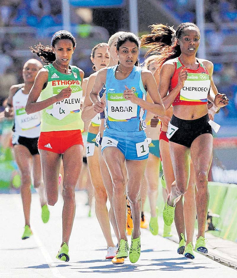 ವನಿತೆಯರ 3000 ಮೀಟರ್ಸ್ ಸ್ಟೀಪಲ್ಚೇಸ್ನಲ್ಲಿ ಕೆನ್ಯಾದ ಬೀಟ್ರೈಸ್ ಚೆಪ್ಕೋಚ್ (ಬಲ), ಭಾರತದ ಲಲಿತಾ ಬಾಬರ್ (ಮಧ್ಯ) ಅವರು ಸ್ಪರ್ಧಿಸಿದರು ಎಪಿ/ಪಿಟಿಐ ಚಿತ್ರ