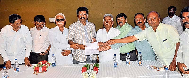 ಆನೇಕಲ್ ತಾಲ್ಲೂಕಿನ ಬೊಮ್ಮಸಂದ್ರದಲ್ಲಿ ಆಯೋಜಿಸಿದ್ದ ಸಭೆಯಲ್ಲಿ ಬ್ಲಾಕ್ ಕಾಂಗ್ರೆಸ್ ಹುದ್ದೆಗೆ ಬನಹಳ್ಳಿ ರಾಮಚಂದ್ರರೆಡ್ಡಿ ಅವರನ್ನು ನೇಮಕ ಮಾಡಬೇಕೆಂದು ಒತ್ತಾಯಿಸಿ ಮುಖಂಡರು ಶಾಸಕ ಬಿ.ಶಿವಣ್ಣ ಅವರಿಗೆ ಮನವಿಪತ್ರ ಸಲ್ಲಿಸಿದರು