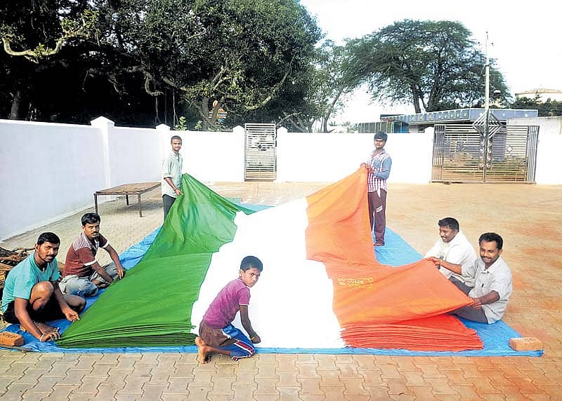 ದೊಡ್ಡಬಳ್ಳಾಪುರದ ಕರೇನಹಳ್ಳಿ ಗೆಳೆಯರು ಸಿದ್ದಪಡಿಸಿರುವ 200 ಮೀಟರ್ ಉದ್ದ, 9 ಅಡಿ ಅಗಲದ ರಾಷ್ಟ್ರಧ್ವಜ