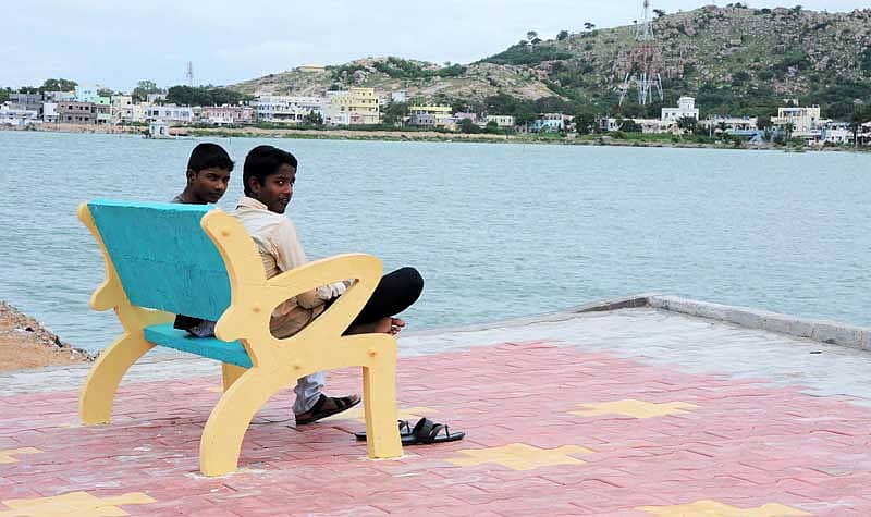 ರಾಯಚೂರಿನ ಉರಿಕುಂದಿ ಈರಣ್ಣ ದೇವಾಲಯದ ರಸ್ತೆಗೆ ಹೊಂದಿಕೊಂಡಿರುವ ಮಾವಿನಕೆರೆ ಏರಿ ಮೇಲೆ ಹಾಕಲಾಗಿರುವ  ಬೆಂಚುಗಳಲ್ಲಿ ಕುಳಿತರುವ ಬಾಲಕರು