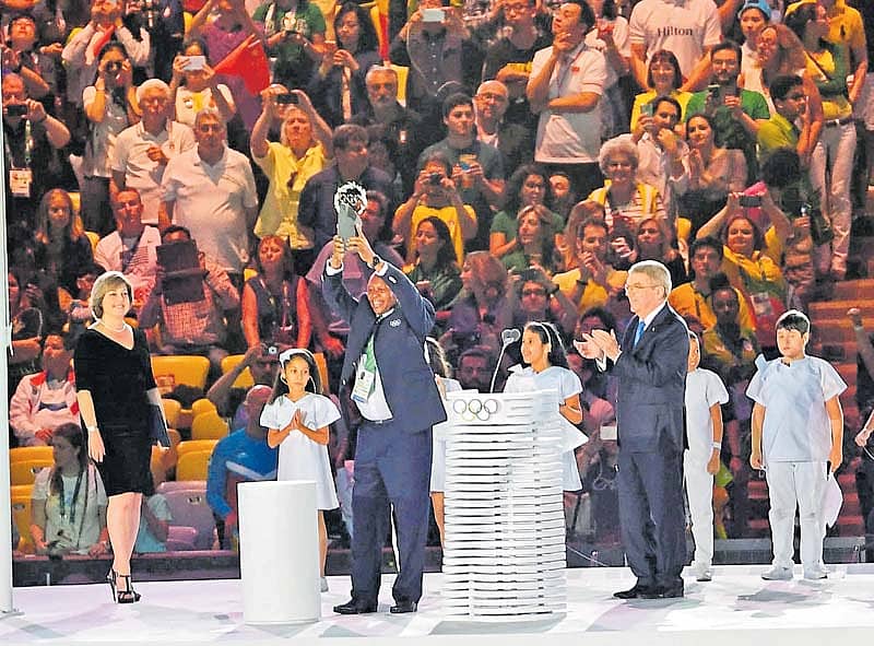 ರಿಯೊ ಡಿ ಜನೈರೊದಲ್ಲಿ 31ನೇ ಒಲಿಂಪಿಕ್ಸ್ ಕೂಟದ ಉದ್ಘಾಟನಾ ಸಮಾರಂಭದಲ್ಲಿ ಅಂತರರಾಷ್ಟ್ರೀಯ ಒಲಿಂಪಿಕ್ ಸಮಿತಿಯು ತಮಗೆ ನೀಡಿದ ಐಒಎ ಅತ್ಯುನ್ನತ ಪ್ರಶಸ್ತಿಯನ್ನು ಹೆಮ್ಮೆಯಿಂದ ಎತ್ತಿ ಹಿಡಿದಿರುವ ಕೆನ್ಯಾದ ಕಿಪ್ ಕೈನೊ. ಚಿತ್ರದಲ್ಲಿ ಐಒಸಿ ಮುಖ್ಯಸ್ಥ ಥಾಮಸ್ ಬಾಕ್ (ಬಲಗಡೆ) ಅವರೂ ಇದ್ದಾರೆ. ಪ್ರಜಾವಾಣಿ ಚಿತ್ರ: ಕೆ.ಎನ್.ಶಾಂತಕುಮಾರ್