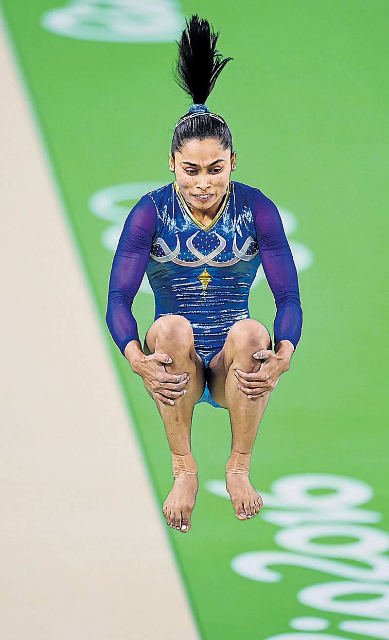 ರಿಯೊ ಡಿ ಜನೈರೊ ಒಲಿಂಪಿಕ್ಸ್ನಲ್ಲಿ ಭಾನುವಾರ ನಡೆದ ಮಹಿಳೆಯರ ಜಿಮ್ನಾಸ್ಟಿಕ್ಸ್ನ ವಾಲ್ಟ್ ವಿಭಾಗದ ಫೈನಲ್ನಲ್ಲಿ ನಾಲ್ಕನೇ ಸ್ಥಾನ ಪಡೆದ ಭಾರತದ ದೀಪಾ ಕರ್ಮಾಕರ್ ಕಸರತ್ತು ನಡೆಸಿದ ರೀತಿ ಪ್ರಜಾವಾಣಿ ಚಿತ್ರ/ ಕೆ.ಎನ್. ಶಾಂತಕುಮಾರ್