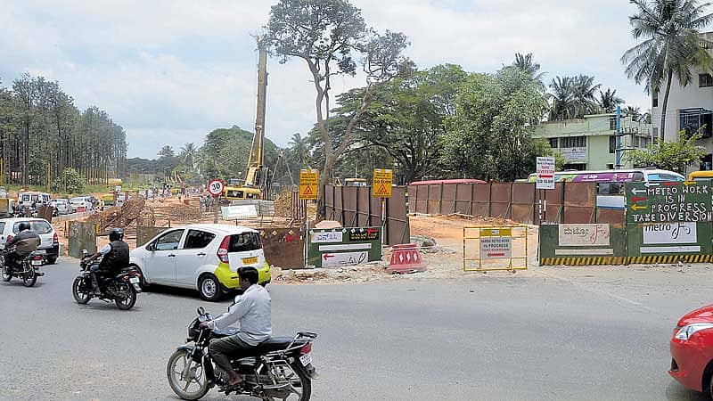 ಕನಕಪುರ ರಸ್ತೆಯ ಕೋಣನಕುಂಟೆ ಕ್ರಾಸ್ ಬಳಿ ಮೆಟ್ರೊ ಕಾಮಗಾರಿ ಪ್ರಗತಿಯಲ್ಲಿದೆ