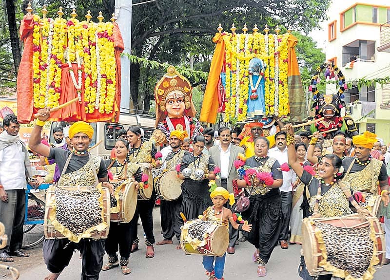 ಸಮತಾ ಜಾಥಾಕ್ಕೆ ಕನ್ನಡ ಸಾಹಿತ್ಯ ಪರಿಷತ್ತಿನ ಅಧ್ಯಕ್ಷ ಮನು ಬಳಿಗಾರ್ ಚಾಲನೆ ನೀಡಿದರು. –ಪ್ರಜಾವಾಣಿ ಚಿತ್ರ