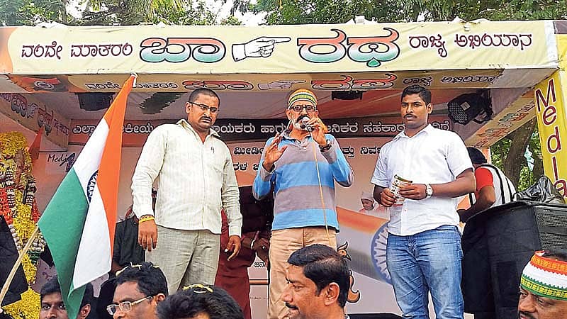 ಬೆಂಗಳೂರು- ಮೈಸೂರು ಹೆದ್ದಾರಿಯಲ್ಲಿ ಸಾಗಿಬಂದ ಭಾ – -ರಥ ಯಾತ್ರೆಯು ಭಾನುವಾರ ರಾಮನಗರ ತಲುಪಿದ ಸಂದರ್ಭದಲ್ಲಿ ಎಸ್.ಎಲ್.ಎನ್. ಸ್ವಾಮಿ ಮಾತನಾಡಿದರು