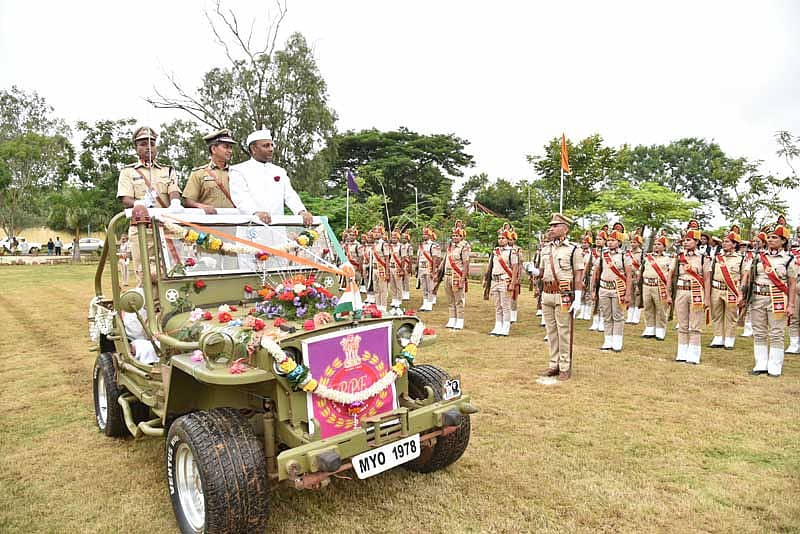 ನೈರುತ್ಯ ರೈಲ್ವೆ ಹುಬ್ಬಳ್ಳಿ ಕೇಂದ್ರ ಕಚೇರಿಯಲ್ಲಿ ಹಮ್ಮಿಕೊಂಡಿದ್ದ ಸ್ವಾತಂತ್ರ್ಯ ದಿನಾಚರಣೆಯಲ್ಲಿ ವಲಯ ಪ್ರಧಾನ ವ್ಯವಸ್ಥಾಪಕ ಅಶೋಕ ಕುಮಾರ ಗುಪ್ತಾ ಪರೇಡ್ ವೀಕ್ಷಣೆ ಮಾಡಿದರು. ಮುಖ್ಯ ಭದ್ರತಾ ಆಯುಕ್ತ ಎಸ್.ಸಿ.ಸಾಹು ಇದ್ದಾರೆ