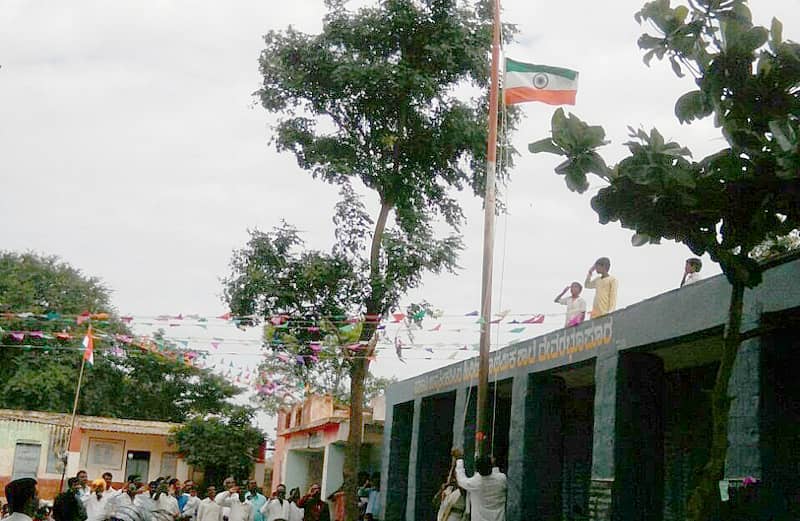 ಲಿಂಗಸುಗೂರು ತಾಲ್ಲೂಕು ದೇವರಭೂಪುರದ ಸರ್ಕಾರಿ ಹಿರಿಯ ಪ್ರಾಥಮಿಕ ಶಾಲೆಯಲ್ಲಿ ಸೋಮವಾರ ಧ್ವಜಾರೋಹಣ ನಡೆಸಿದಾಗ ತಲೆಕೆಳಗಾಗಿ ಹಾರಾಡುತ್ತಿರುವ ರಾಷ್ಟ್ರಧ್ವಜ