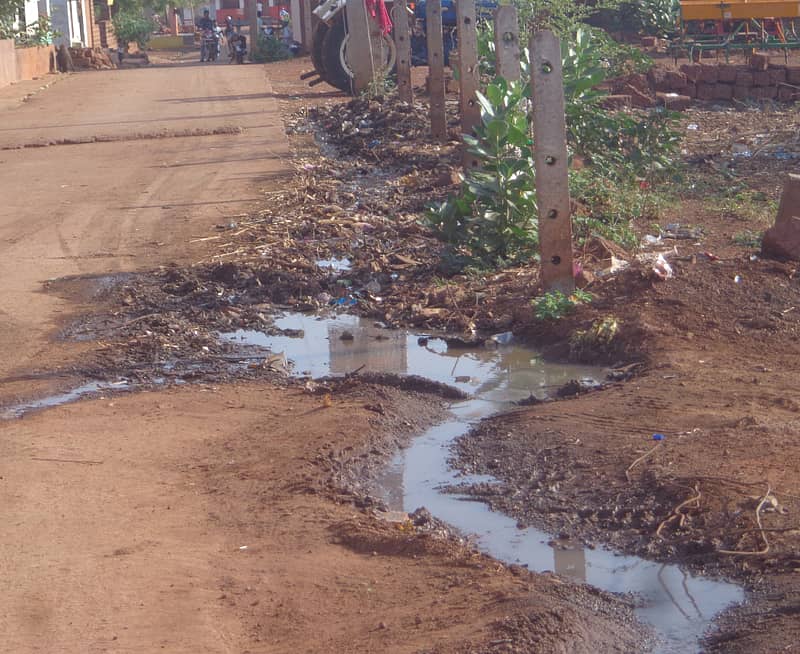 ರಸ್ತೆ ಪಕ್ಕದಲ್ಲಿ ಕೊಳಚೆ ನೀರು ಸಂಗ್ರಹಗೊಂಡಿರುವುದು