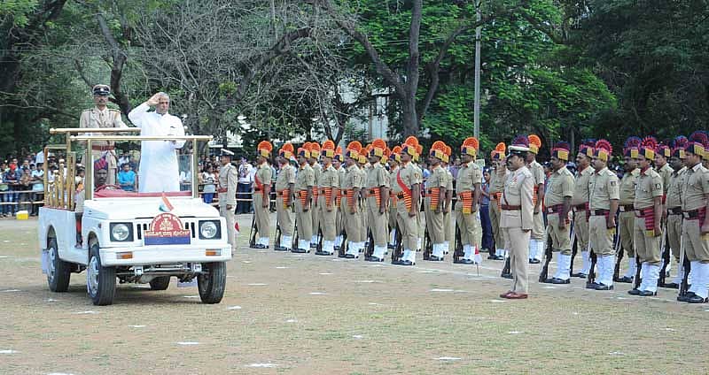 ಶಿವಮೊಗ್ಗದ ಡಿಎಆರ್‌ ಮೈದಾನದಲ್ಲಿ ಸೋಮವಾರ ನಡೆದ ಸ್ವಾತಂತ್ರ್ಯೋತ್ಸವ ಕಾರ್ಯಕ್ರಮದಲ್ಲಿ ಜಿಲ್ಲಾ ಉಸ್ತುವಾರಿ ಸಚಿವ ಕಾಗೋಡು ತಿಮ್ಮಪ್ಪ ಗೌರವ ವಂದನೆ ಸ್ವೀಕರಿಸಿದರು.