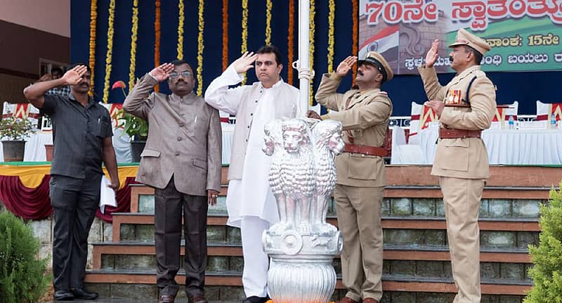 ಉಡುಪಿ ನಗರದಲ್ಲಿ ನಡೆದ ಸ್ವಾತಂತ್ರ್ಯೋತ್ಸವ ಕಾರ್ಯಕ್ರಮದಲ್ಲಿ ಧ್ವಜಾರೋಹಣ ನೆರವೇರಿಸಿದ ಸಚಿವ ಪ್ರಮೋದ್ ಮಧ್ವರಾಜ್ ಧ್ವಜ ವಂದನೆ ಸಲ್ಲಿಸಿದರು. ಜಿಲ್ಲಾ ಪಂಚಾಯಿತಿ ಅಧ್ಯಕ್ಷ ದಿನಕರ ಬಾಬು, ತಾಲ್ಲೂಕು ಪಂಚಾಯಿತಿ ಅಧ್ಯಕ್ಷೆ ನಳಿನಿ ಪ್ರದೀಪ್, ಉಡುಪಿ ನಗರಸಭೆ ಅಧ್ಯಕ್ಷೆ ಮೀನಾಕ್ಷಿ ಮಾಧವ, ಜಿಲ್ಲಾಧಿಕಾರಿ ಟಿ. ವೆಂಕಟೇಶ್‌, ಹೆಚ್ಚುವರಿ ಜಿಲ್ಲಾಧಿಕಾರಿ ಜಿ. ಅನುರಾಧಾ, ಜಿಲ್ಲಾ ಪೊಲೀಸ್‌ ವರಿಷ್ಠಾಧಿಕಾರಿ ಕೆ.ಟಿ. ಬಾಲಕೃಷ್ಣ ಇದ್ದಾರೆ (ಎಡಚಿತ್ರ). ಸಮಾರಂಭದಲ್ಲಿ ಸಶಸ್ತ್ರ ಮೀಸಲು ಪಡೆಯ ತಂಡದವರು ನಡೆಸಿದ ಪಥ ಸಂಚಲನ ಗಮನ ಸೆಳೆಯಿತು.  ಪ್ರಜಾವಾಣಿ ಚಿತ್ರ