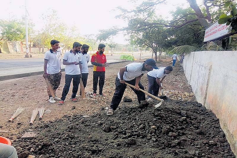 ಸರ್ಕಾರಿ ಕಚೇರಿ ಮುಂದೆ ಸ್ವಚ್ಛತಾ ಕಾರ್ಯದಲ್ಲಿ ತೊಡಗಿರುವ ‘ಜೇನುಗೂಡು’ ಸದಸ್ಯರು