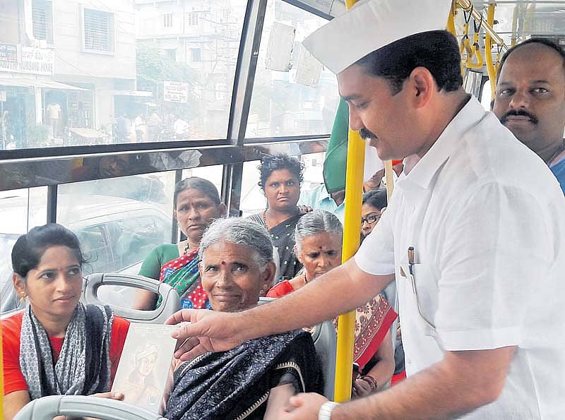 ನಗರದ ಲಯನ್ಸ್ ಕ್ಲಬ್ ಆಫ್ ವೀರ ಹೊಯ್ಸಳ ಘಟಕದ ಅಧ್ಯಕ್ಷ ಬಿ.ಎನ್.ಜಗದೀಶ್ ಅವರು ಸ್ವಾತಂತ್ರ್ಯ ಹೋರಾಟಗಾರರ ಕುರಿತ ಪುಸ್ತಕಗಳನ್ನು ಬಿಎಂಟಿಸಿ ಬಸ್ನಲ್ಲಿ ಪ್ರಯಾಣಿಕರಿಗೆ ಉಚಿತವಾಗಿ ಹಂಚಿದರು.