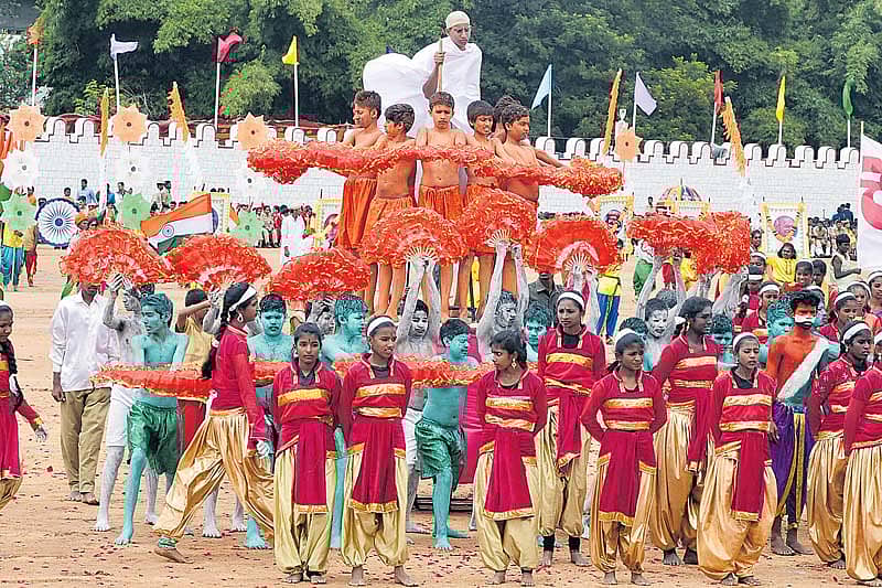 1. ಸ್ವಾತಂತ್ರ್ಯ ದಿನಾಚರಣೆಯ ಅಂಗವಾಗಿ ನಗರದ ಫೀಲ್ಡ್ ಮಾರ್ಷಲ್ ಮಾಣೆಕ್ ಷಾ ಪೆರೇಡ್ ಮೈದಾನದಲ್ಲಿ ಶಾಲಾ ವಿದ್ಯಾರ್ಥಿಗಳು ಸಾಂಸ್ಕೃತಿಕ ಕಾರ್ಯಕ್ರಮ ನಡೆಸಿಕೊಟ್ಟರು.