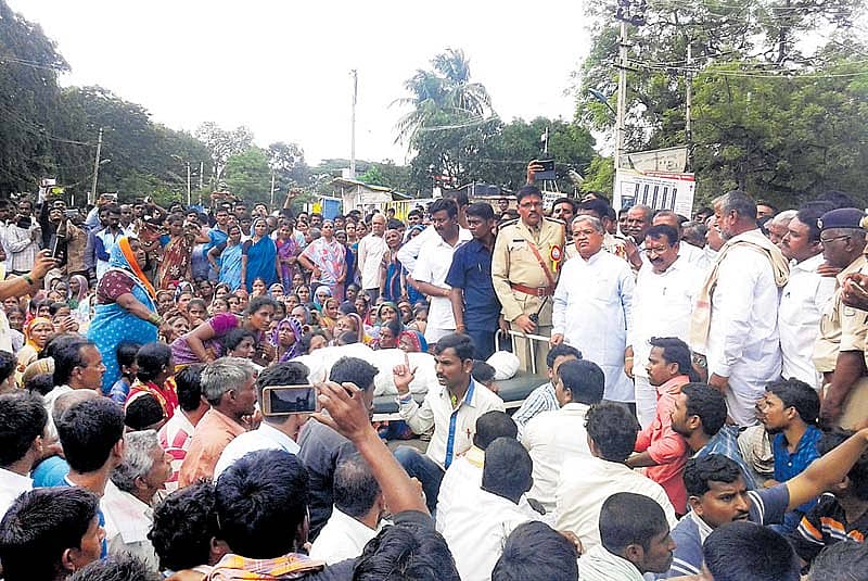 ಮುಧೋಳದ ಸರ್ಕಾರಿ ಆಸ್ಪತ್ರೆ ಎದುರು ಬೆಳಗಾವಿ– ವಿಜಯಪುರ ರಸ್ತೆಯಲ್ಲಿ ಸೋಮವಾರ ಶವ ಇಟ್ಟು ಸಾರ್ವಜನಿಕರು ಪ್ರತಿಭಟನೆ ನಡೆಸಿದರು. ಶಾಸಕರಾದ ಗೋವಿಂದ ಕಾರಜೋಳ, ಆರ್.ಬಿ.ತಿಮ್ಮಾಪುರ ಇದ್ದಾರೆ