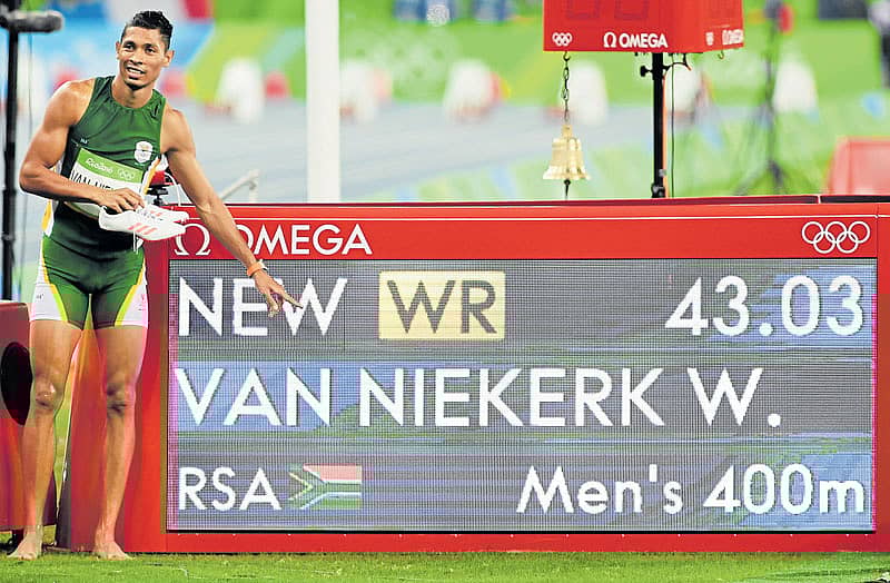 ರಿಯೊ ಒಲಿಂಪಿಕ್ಸ್ನ ಪುರುಷರ 400 ಮೀಟರ್ಸ್ ಓಟದ ಸ್ಪರ್ಧೆಯಲ್ಲಿ ವಿಶ್ವ ದಾಖಲೆಯೊಂದಿಗೆ ಚಿನ್ನ ಗೆದ್ದ ದಕ್ಷಿಣ ಆಫ್ರಿಕಾದ ವೇಡ್ ವ್ಯಾನ್ ನೀಕರ್ಕ್ ಸ್ಪರ್ಧೆಯ ಬಳಿಕ ಕ್ರೀಡಾಂಗಣದ ಎಲೆಕ್ಟ್ರಾನಿಕ್ ಫಲಕದಲ್ಲಿ ಮೂಡಿರುವ ತಮ್ಮ ಹೆಸರನ್ನು ತೋರಿಸುತ್ತಾ ಖುಷಿಪಟ್ಟರು ಪ್ರಜಾವಾಣಿ ಚಿತ್ರ/ ಕೆ.ಎನ್. ಶಾಂತಕುಮಾರ್.