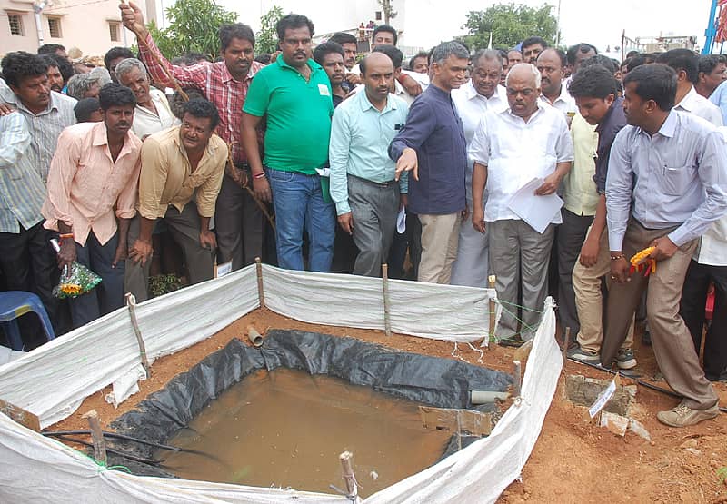 ಕೋಲಾರ ತಾಲ್ಲೂಕಿನ ತೊಟ್ಲಿ ಗ್ರಾಮದಲ್ಲಿ ಮಂಗಳವಾರ ನಡೆದ ಕೃಷಿ ಅಭಿಯಾನ ಹಾಗೂ ಕೃಷಿ ಯಂತ್ರಧಾರೆ ಕೇಂದ್ರದ ಉದ್ಘಾಟನಾ ಸಮಾರಂಭದಲ್ಲಿ ಸಚಿವರಾದ ಕೃಷ್ಣ ಬೈರೇಗೌಡ ಮತ್ತು ಕೆ.ಆರ್.ರಮೇಶ್ಕುಮಾರ್ ಕೃಷಿ ಹೊಂಡದ ಮಾದರಿ ವೀಕ್ಷಿಸಿದರು
