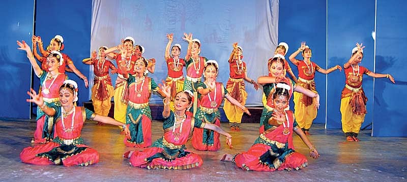 ಮಾಲಿನಿ ರವಿಶಂಕರ್ ಅವರ ಶಿಷ್ಯೆಯರು ಪ್ರಸ್ತುತಪಸಿದ ನೃತ್ಯ ರೂಪಕದ ಸೊಬಗು