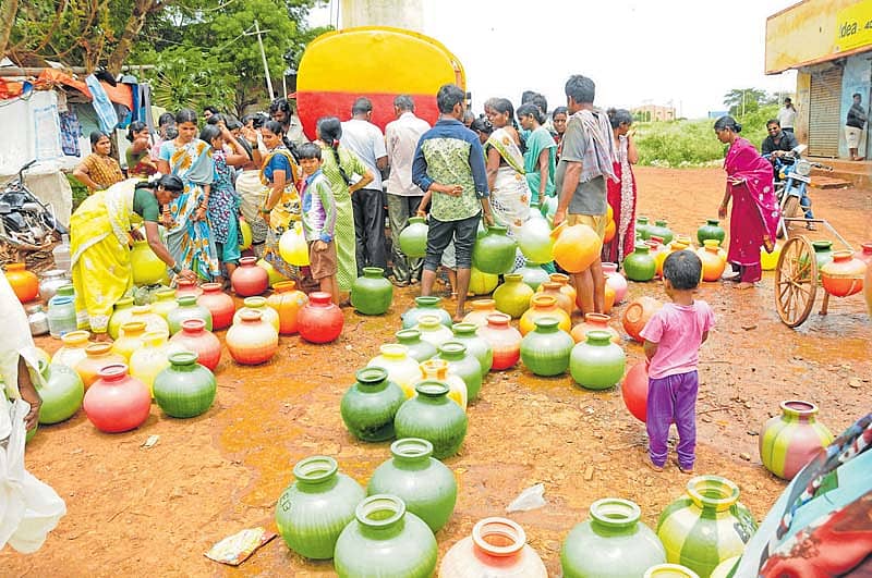 ಹುಬ್ಬಳ್ಳಿಯ ಬಸವ ಕಾಲೊನಿಯಲ್ಲಿ ಮಂಗಳವಾರ ಟ್ಯಾಂಕರ್ ಬಂದಾಗ ನೀರು ಹಿಡಿದುಕೊಳ್ಳಲು ಮುಗಿ ಬಿದ್ದ ಜನರು