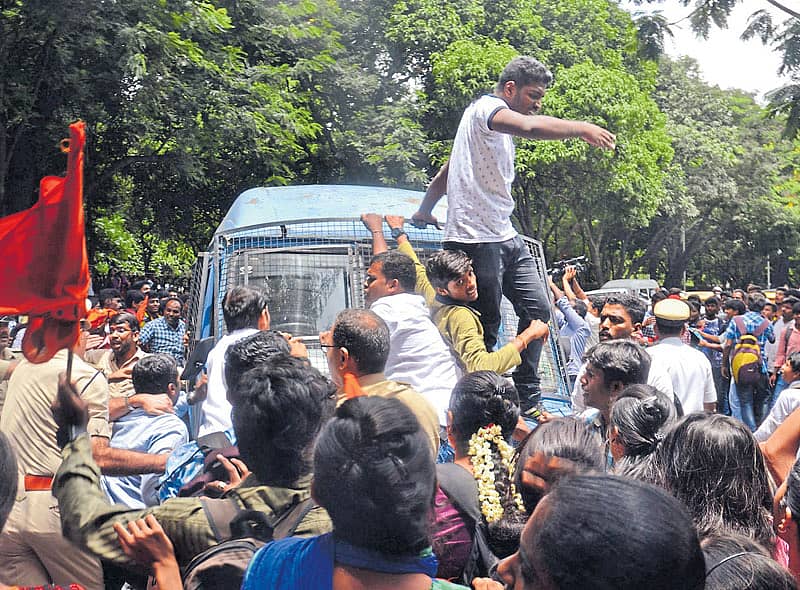 ಬೆಂಗಳೂರಿನಲ್ಲಿ ಪ್ರತಿಭಟನಾನಿರತ ಎಬಿವಿಪಿ ಕಾರ್ಯಕರ್ತರು, ಪೊಲೀಸ್ ವಾಹನದ ಮೇಲೆ ಹತ್ತಿ ಘೋಷಣೆ ಕೂಗಿದರು