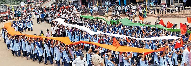 ಬೆಂಗಳೂರಿನ ಯುನೈಟೆಡ್ ಥಿಯಾಲಾಜಿಕಲ್ ಕಾಲೇಜಿನಲ್ಲಿ ದೇಶ ವಿರೋಧಿ ಘೋಷಣೆಗಳನ್ನು ಕೂಗಿದವರನ್ನು ಕೂಡಲೇ ಬಂಧಿಸಿ, ಸೂಕ್ತ ಕಾನೂನು ಕ್ರಮ ಕೈಗೊಳ್ಳಬೇಕು ಎಂದು ಒತ್ತಾಯಿಸಿ ಎಬಿವಿಪಿ ನೇತೃತ್ವದಲ್ಲಿ ಕಾಲೇಜು ವಿದ್ಯಾರ್ಥಿಗಳು ಹುಬ್ಬಳ್ಳಿಯಲ್ಲಿ ಮಂಗಳವಾರ ತ್ರಿವರ್ಣ ಬಣ್ಣದ ಬಟ್ಟೆ ಹಿಡಿದು ಮೆರವಣಿಗೆ ನಡೆಸಿದರು