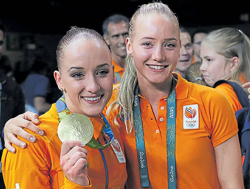 ಬ್ಯಾಲೆನ್ಸ್‌ ಬೀಮ್ ವಿಭಾಗದಲ್ಲಿ ಗೆದ್ದ  ಪದಕವನ್ನು ಸಾನ್ ವೇವರ್ಸ್  (ಎಡ) ತೋರಿಸಿದ ಕ್ಷಣ. ಈ ವೇಳೆ ಅವರ ಸಹೋದರಿ ಲೇಯಿಕಿ ಇದ್ದರು –ಎಎಫ್‌ಪಿ ಚಿತ್ರ