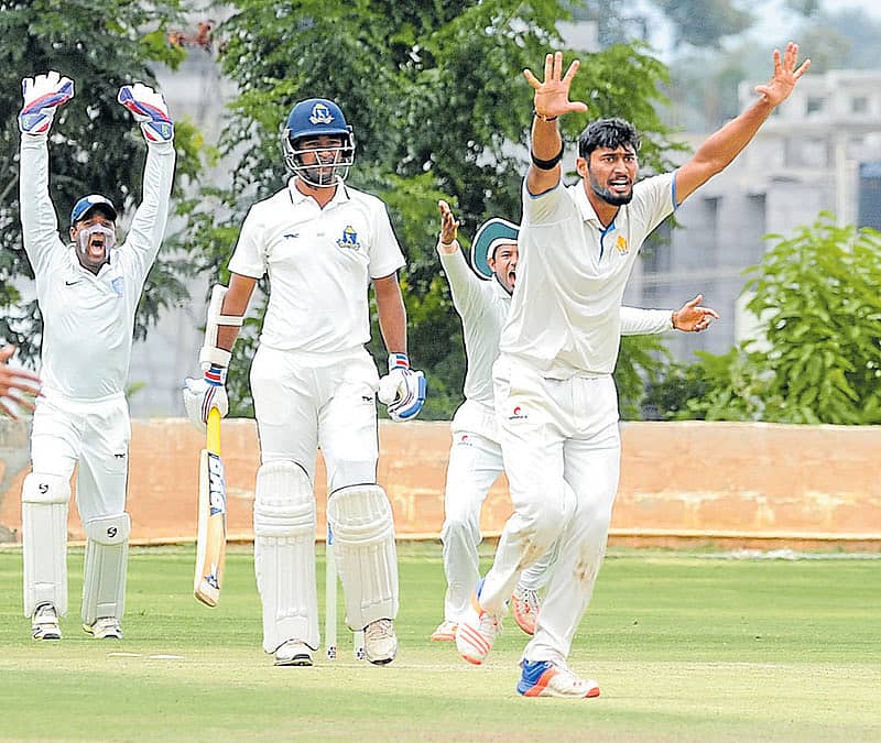 ಬೆಂಗಳೂರಿನಲ್ಲಿ ನಡೆಯುತ್ತಿರುವ ತಿಮ್ಮಪ್ಪಯ್ಯ ಸ್ಮಾರಕ ಕ್ರಿಕೆಟ್‌ ಟೂರ್ನಿಯ ಫೈನಲ್‌ ಪಂದ್ಯದಲ್ಲಿ ಮಂಗಳವಾರ ಕೆಎಸ್‌ಸಿಎ ಇಲೆವೆನ್‌ ತಂಡದ ರೋನಿತ್‌ ಮೋರೆ ಅಂಪೈರ್‌ಗೆ ವಿಕೆಟ್‌ಗಾಗಿ ಮನವಿ ಸಲ್ಲಿಸಿದ ಕ್ಷಣ –ಪ್ರಜಾವಾಣಿ ಚಿತ್ರ/ಆರ್‌. ಶ್ರೀಕಂಠ ಶರ್ಮಾ