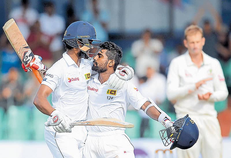 ಕೌಶಲ್ ಸಿಲ್ವ (ಎಡ) ಶತಕ ಗಳಿಸಿದಾಗ ದಿನೇಶ್ ಚಾಂಡಿಮಾಲ್ ಅಭಿನಂದಿಸಿದ ಕ್ಷಣ